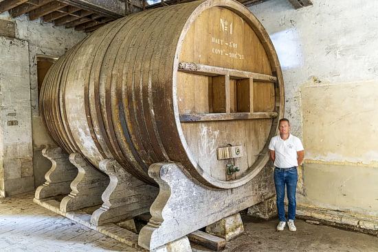 Benoît Tixier, adjoint au maire de Chigny-les-Roses, à côté du foudre