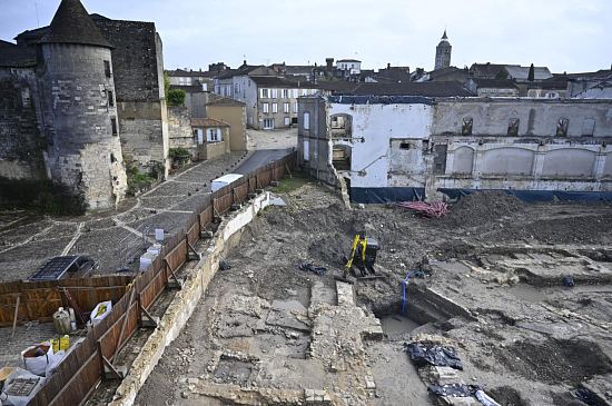 Contexte général du sondage réalisé dans le canal longeant les bâtiments aux abords du château