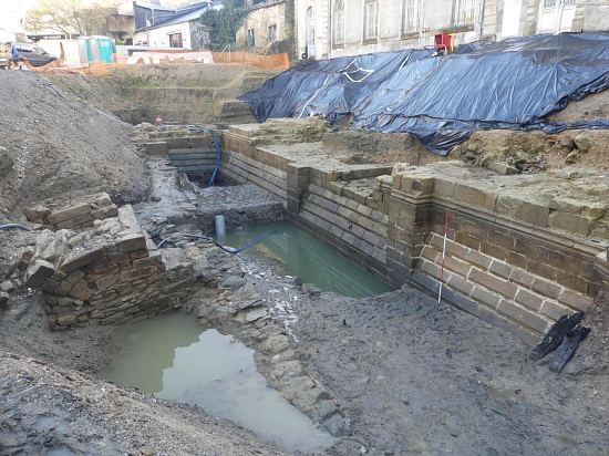 Escarpe du logis bordée par sa douve
