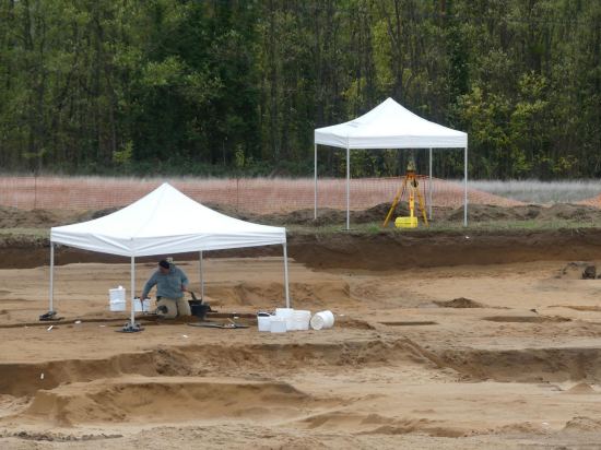 Vue générale des tests de fouilles manuelles dans la zone 2, niveau 1