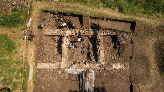 Vue aérienne des vestiges du plateau de Gergovie en cours de fouille