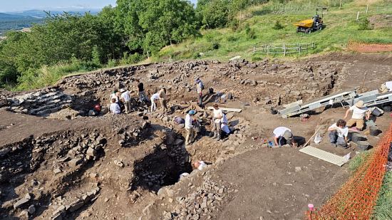 Les vestiges en cours de fouille sur le site de Gergovie dans le Puy-de-Dôme