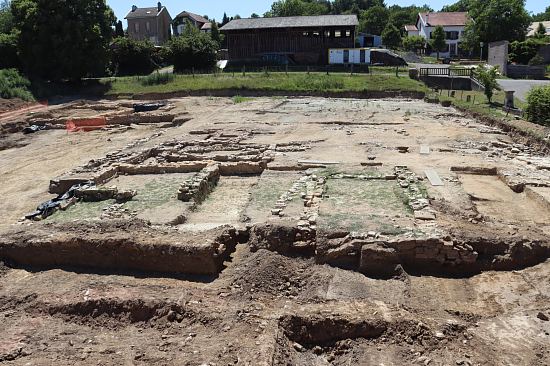 Vue générale de la fouille de Montreux. Au premier plan, se situe le manoir seigneurial avec ses différents états successifs ; sur la gauche, prenait place le jardin à l'époque moderne ; en arrière-plan à gauche, se situe un bâtiment annexe au manoir durant l'époque moderne