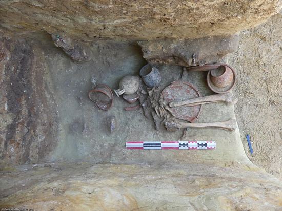 Huit céramiques déposées au niveau des pieds de l'individu d'une sépulture de la fouille du boulevard Port-Royal à Paris