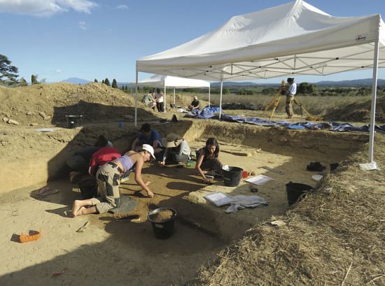 Des fouilles archéologiques ont permis de mettre au jour des silex utilisés à l'époque gravettienne, il y a 30 000 ans
