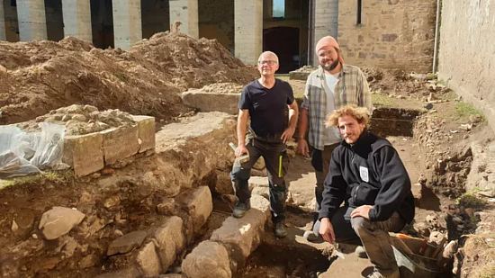 L'équipe de fouille du projet Sordus sur le site de l'abbaye Saint-Jean de Sorde. De gauche à droite : Laurent Callegarin, Simon Chassin et Louis Lopeteguy