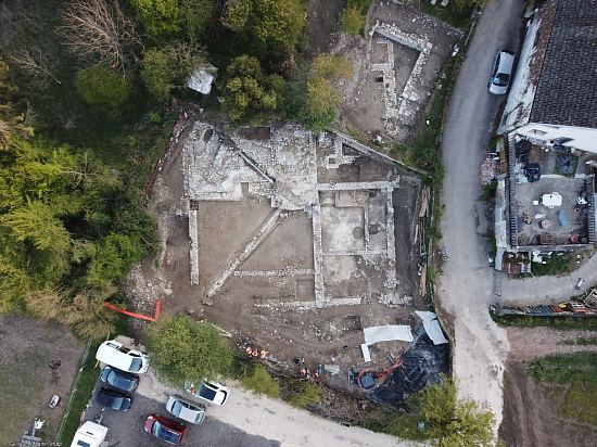 Vue générale du site découvert à Yenne (Savoie) en 2023. Un complexe balnéaire antique a été mis au jour