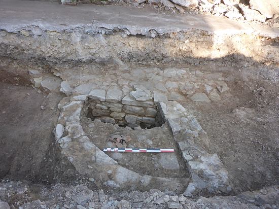 Plan partiel de la fondation d'une tour en fer à cheval de l'enceinte castrale (arrière-plan) et d'un quart de rond (premier plan)