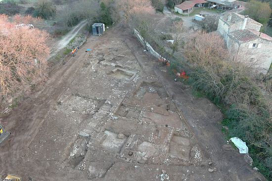 Vue générale du chantier. Un quartier antique occupé entre le milieu du Ier siècle avant notre ère et le milieu du IIe siècle de notre ère a été découvert à Villevieille (Gard) en 2023