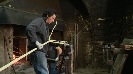 Mickaël Gstalder fabrique des fourches et est le seul en France à maîtriser ce savoir-faire, entouré de son équipe