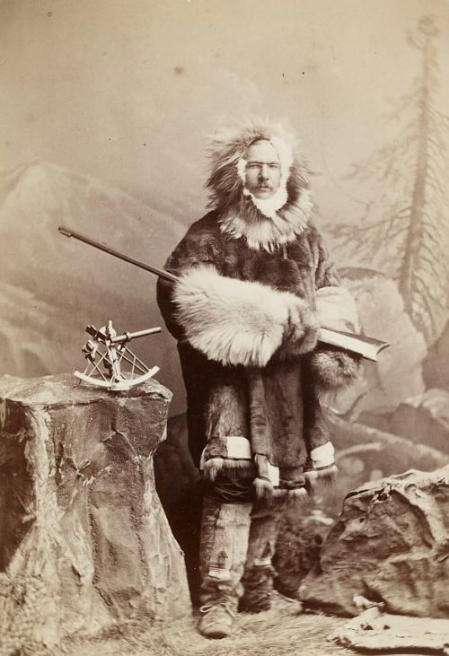 Frederik Schwatka en tenue polaire (1873-1878). Photographie réalisée par Bradley & Rulofson