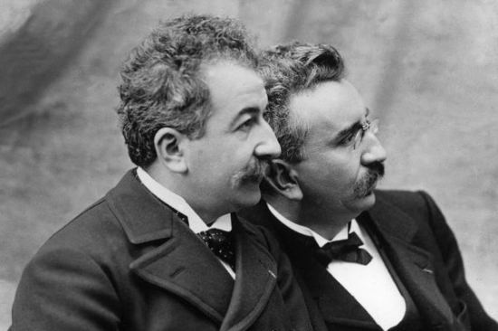Les frères Auguste et Louis Lumière, inventeurs du cinématographe. Photo datée de 1895