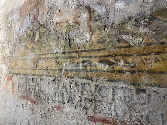 Les dessins et inscriptions latines de la chapelle étaient recouvertes de chaux