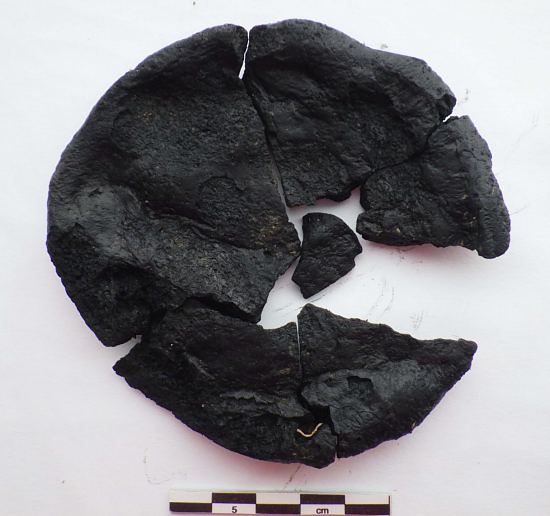 Galette de pain carbonisée trouvée lors des fouilles archéologiques de Brebières