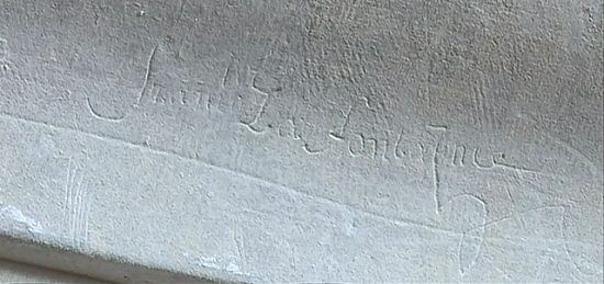 Jean de La Fontaine aurait inscrit son nom sur l'un des murs du château de Chambord. Le graffiti doit être authentifié