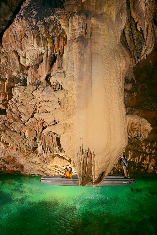 Grande Pendeloque au sein de la salle du Lac de la Pluie