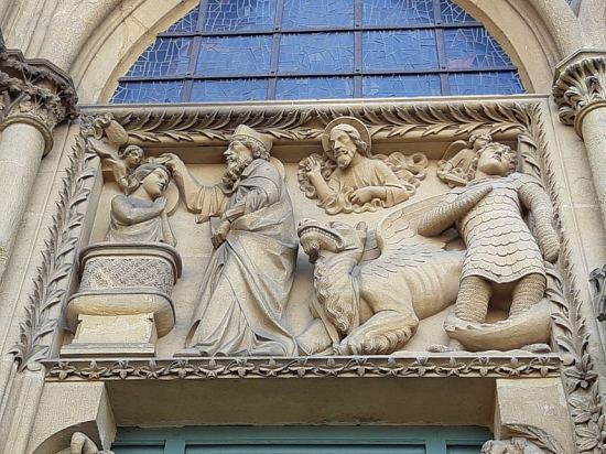 Le Graoully vaincu par Saint Clément sculpté à l'extérieur de la cathédrale de Metz