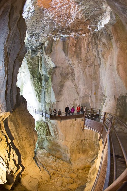 Selon la légende, les grottes ont constitué un refuge pour le célèbre contrebandier Mandrin