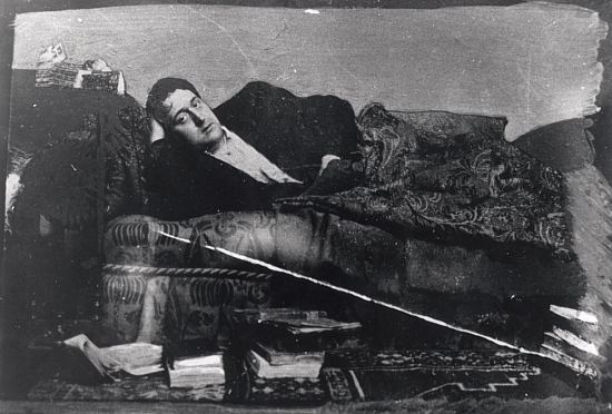 Guillaume Apollinaire allongé sur le divan chez lui. Photographie de 1908