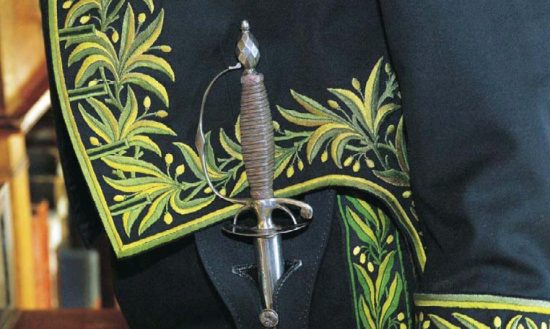 L'habit vert fut institué en 1801 par le Premier consul Bonaparte, le port de l'épée n'étant pas inscrit dans les textes
