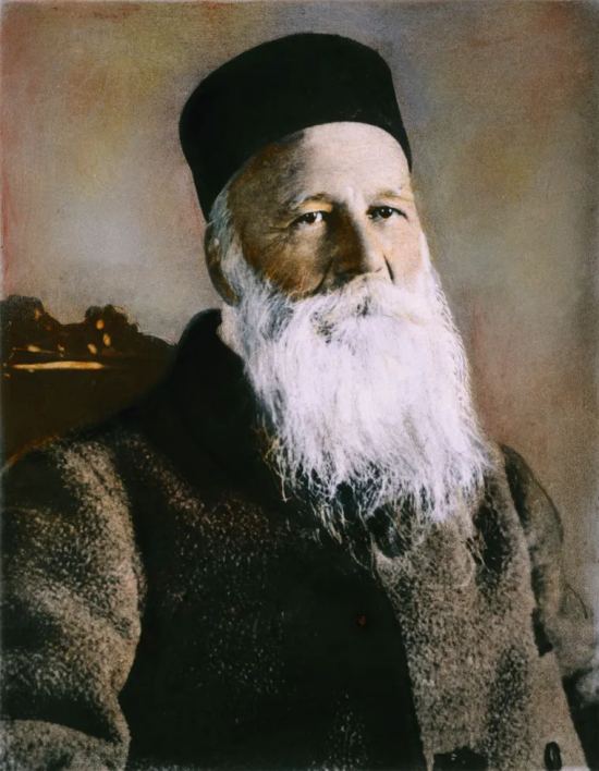 Henri Dunant photographié (colorisation ultérieure) en 1896