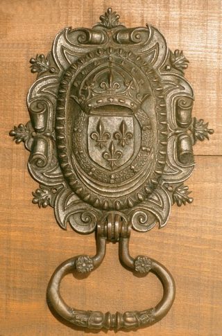 Heurtoir français du milieu du XVIe siècle avec armoiries aux trois lys stylisés
