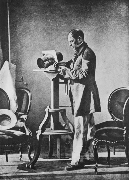 Autoportrait d'Hippolyte Bayard avec appareil photo (vers 1850-1855)