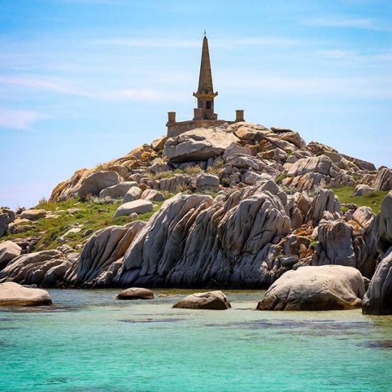 Pyramide de granit construite en hommage aux victimes du naufrage de la Sémillante (îles Lavezzi en Corse du Sud)