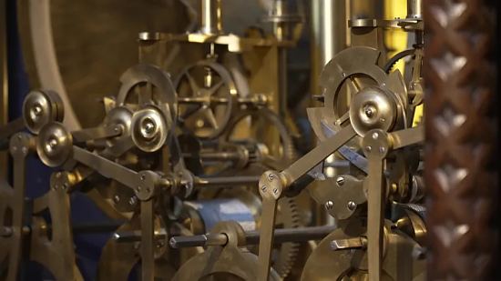 L'horloge astronomique de Beauvais est composée de 90 000 pièces assemblées ne pouvant fonctionner que par l'impulsion d'une seule petite