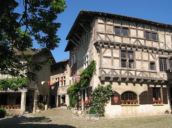 Hostellerie du Vieux Pérouges, place du Tilleul