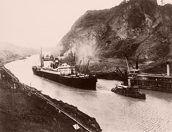 Inauguration du canal de Panama par le passage de l'Ancón le 15 août 1914