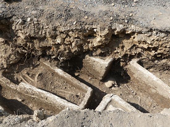 Inhumation entre quatre sarcophages