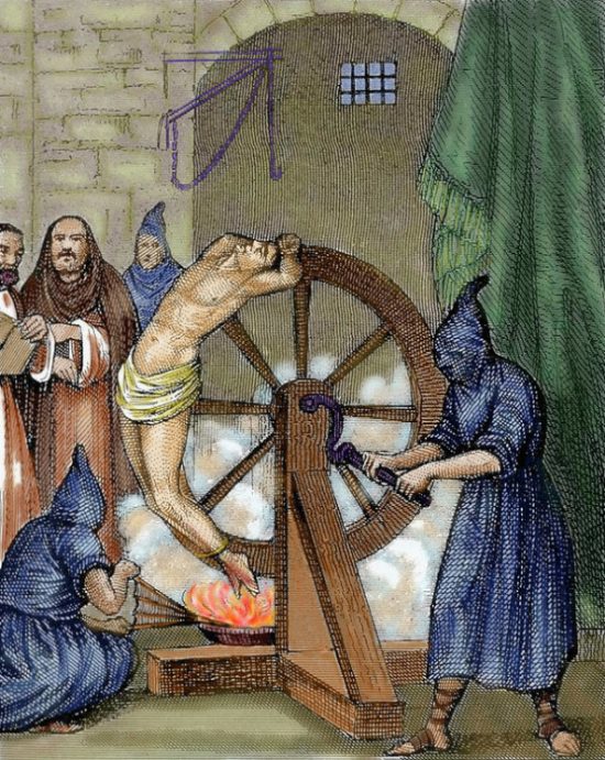 Hérétique subissant le supplice de la roue pendant l'Inquisition espagnole. Gravure du XIXe siècle colorisée ultérieurement