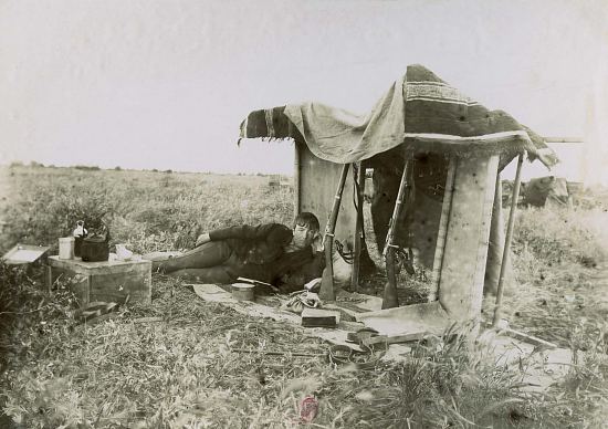 Jane Dieulafoy le 13 ou 14 mai 1885. Photographie prise par Marcel Dieulafoy