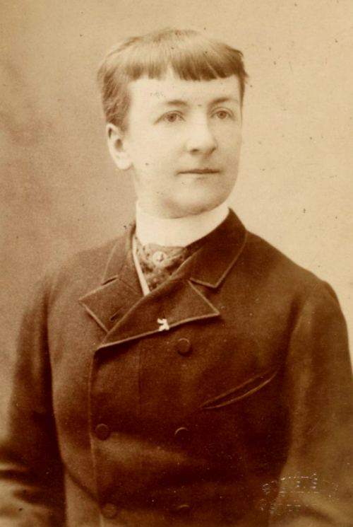 Jane Dieulafoy photographiée par Eugène Pirou en 1884