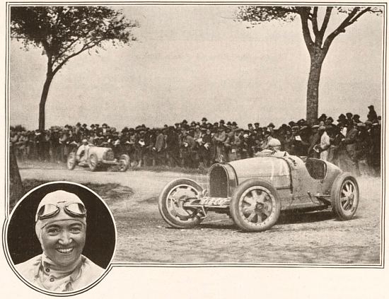 Janine Jennky au volant de sa Bugatti Type 35C, au numéro 74 lors de la Coupe de Bourogne 1928. En médaillon : après sa victoire à Dijon. Photographies publiées dans Le Sport universel illustré du 26 mai 1928