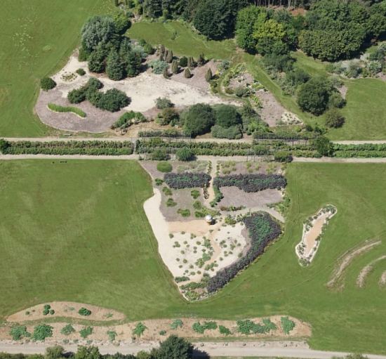 Le Jardin pour La Terre, situé à Arlanc (Puy-de-Dôme, Auvergne), propose 2000 variétés et 700 espèces de plantes replacées dans leur pays d'origine