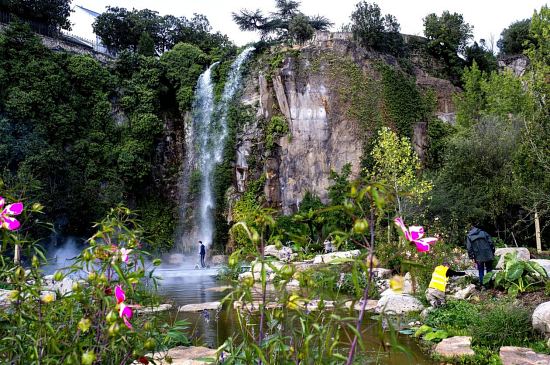 La cascade de 25 m de haut aménagée au sein du Jardin extraordinaire de Nantes