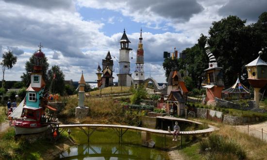 Il est possible pour les visiteurs de grimper dans certaines des tours tordues de ce village aux allures de décor de film d'animation