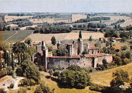 Larressingle. Vue aérienne du château et de la ville fortifiée