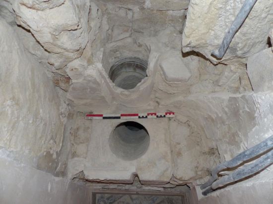 Latrines en cours de fouille au Château de Grignan (Drôme)