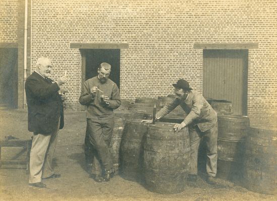 Léon Monet dans la cour de son usine de Maromme avec son neveu Jean (à droite) et le chimiste Joseph Zubelen (au centre), vers 1905 (photo anonyme)