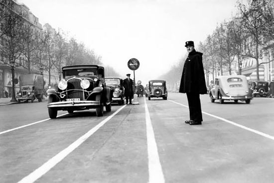 Dans les années 30, à Paris, quelques lignes blanches (contrairement à ce qui se pratiquait à l'époque) ont été tracées sur les Champs-Élysées