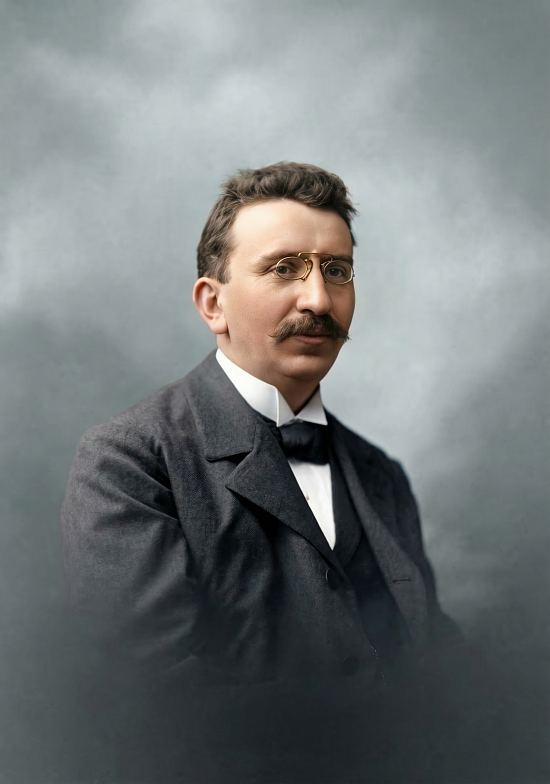 Louis Lumière. Photographie (colorisée ultérieurement) réalisée vers 1895. C'est lui qui opéra derrière le cinématographe pour le tournage du film La Sortie de l'usine Lumière