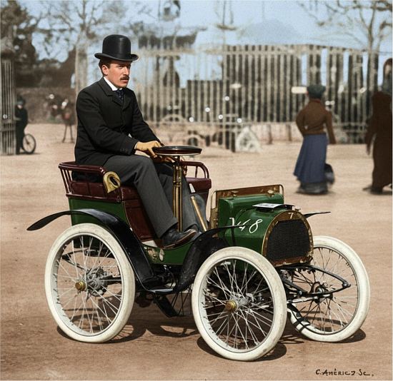Louis Renault sur sa voiturette type A au départ de la course Paris-Rambouillet et retour, le 19 octobre 1899. Photographie colorisée ultérieurement