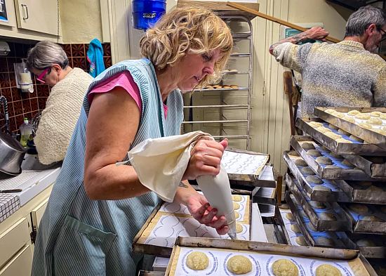 Des blancs d'œufs et du sucre complètent la pâte d'amande, qui est la base de la recette du macaron de Saint-Émilion