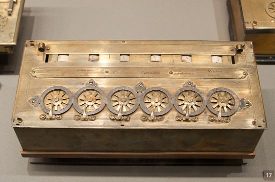 Machine à calculer de Blaise Pascal à six chiffres. Exemplaire de 1652 vérifié et signé par son inventeur (Musée national des Arts et Métiers)