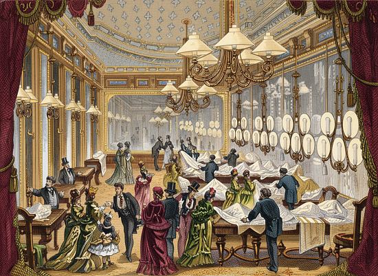 Le salon de lumière du Bon Marché. Grâce au puissant éclairage électrique mis en place dans le magasin, il est désormais possible d'apprécier à toute heure et avec exactitude le coloris d'un tissu. Gravure du temps colorisée ultérieurement