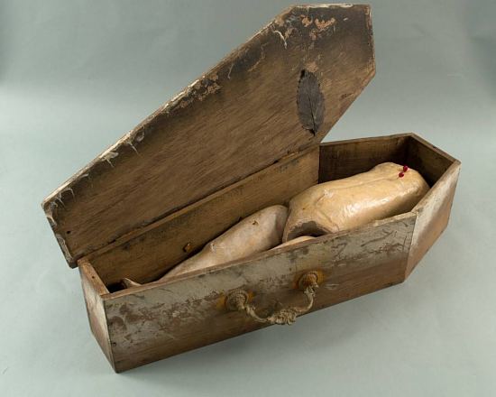 Ce petit cercueil dans lequel est placée un dagyde (poupée) dont le buste est percé d'aiguilles a été retrouvé dans une mare de la région de Flers-de-l'Orne