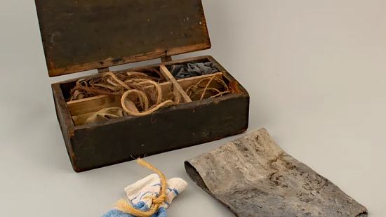 Une boîte à sorts retrouvée à Saint-Vigor-des-Mézerets (Calvados) chez un sorcier installé dans la commune entre 1960 et 1990